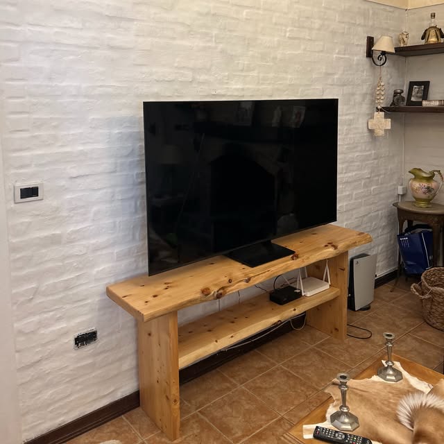 Rack de TV en madera maciza de ciprés instalado en un living