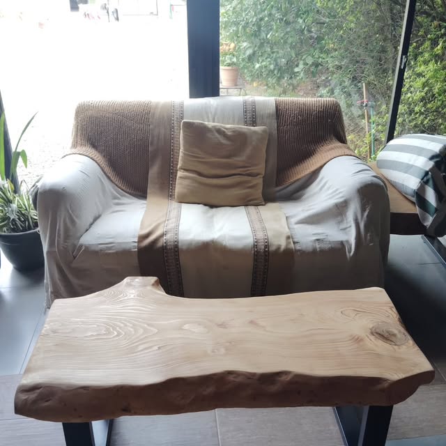 Mesa ratona única en cedro azul